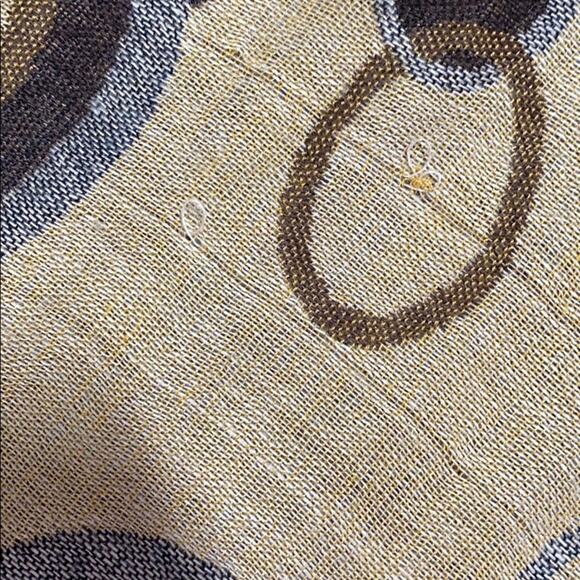 Striking Scarf - Picture 4 of 5